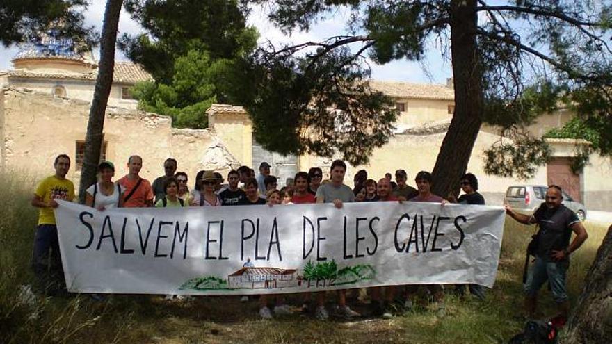 Los manifestantes esgrimiendo una pancarta en El Pla de les Caves.