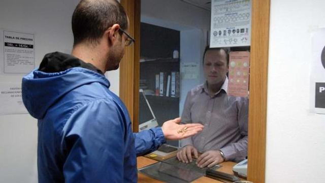 David Silva, atendiendo a un cliente en su tienda de compra de joyas en Mieres.