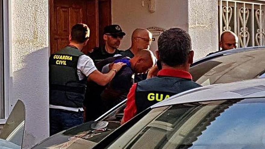 Thomas Handrick, asesino de Silvia y Jakob Handrick, a la salida del registro de su vivienda escoltado por guardias civiles, tras ser detenido el pasado abril.