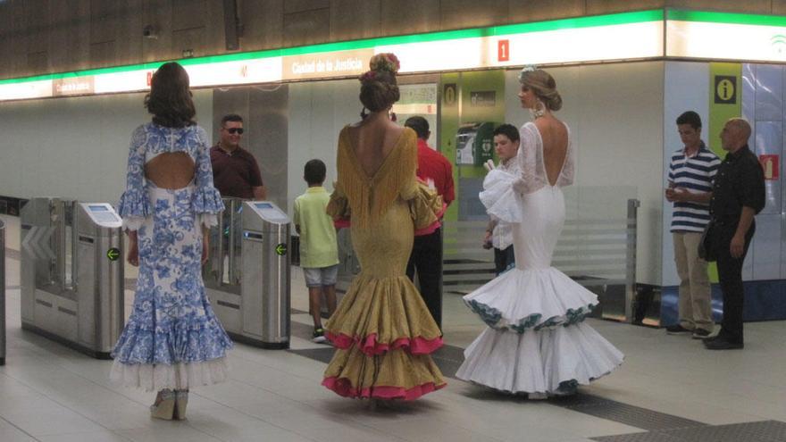 Tres jóvenes, en la estación del metro de la Ciudad de la Justicia.