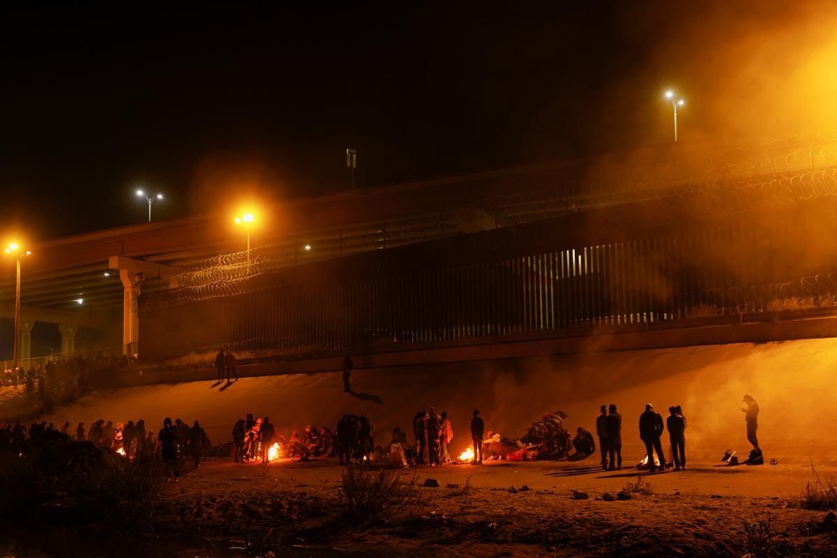 Un aluvión de inmigrantes cruzan Río Grande de Ciudad Juárez (México) a El Paso (Texas) ante un posible cambio en la política migratoria