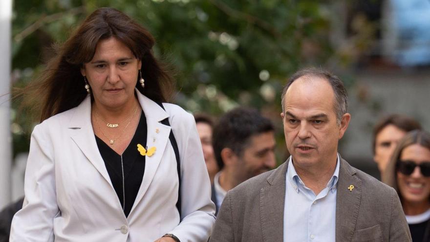 Laura Borràs i Jordi Turull, ahir dirigint-se a la seu de Junts. | EUROPA PRESS