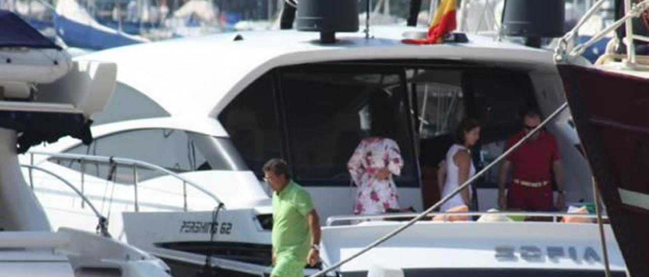 El expresidente de la Diputación y su mujer en el yate de Ortiz en una foto del sumario