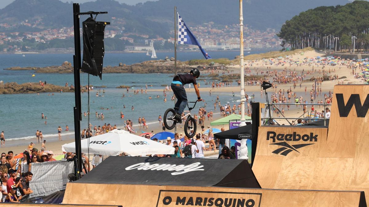 Imagen de la pasada edición de O Marisquiño, en la playa de Samil.