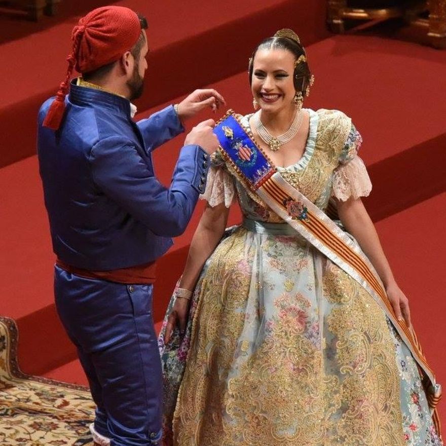 Beatriz, durante la imposición de su banda.