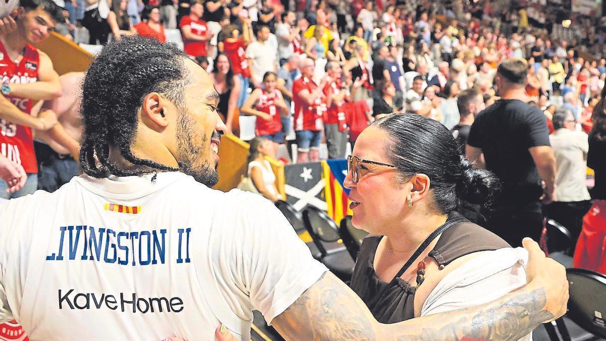 Otis Livingston saludant una seguidora després del partit amb la Penya.