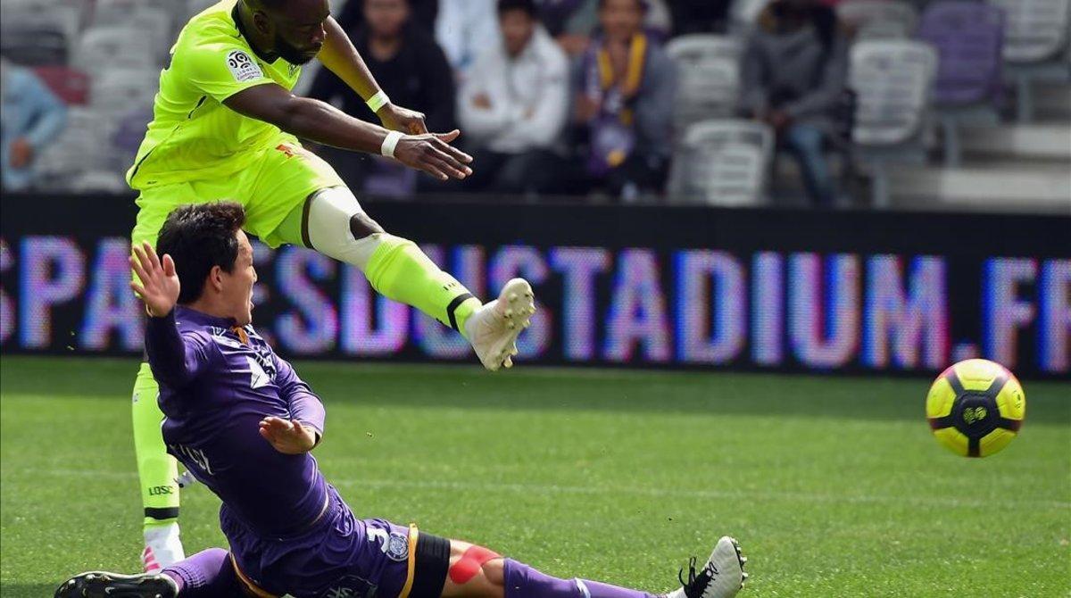 zentauroepp47842716 toulouse s japanese defender gen shoji  l  dives to tackle l190421171013