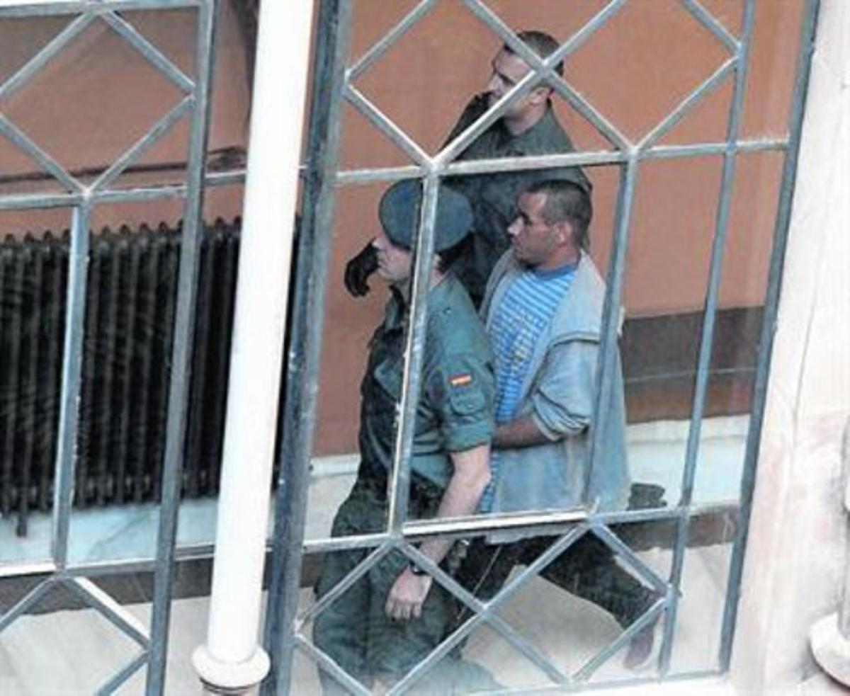 Manuel Brito, escortatper dos guàrdies civils,a l’Audiència deBarcelona, el 2005. Manuel Brito, escortatper dos guàrdies civils,a l’Audiència deBarcelona, el 2005.