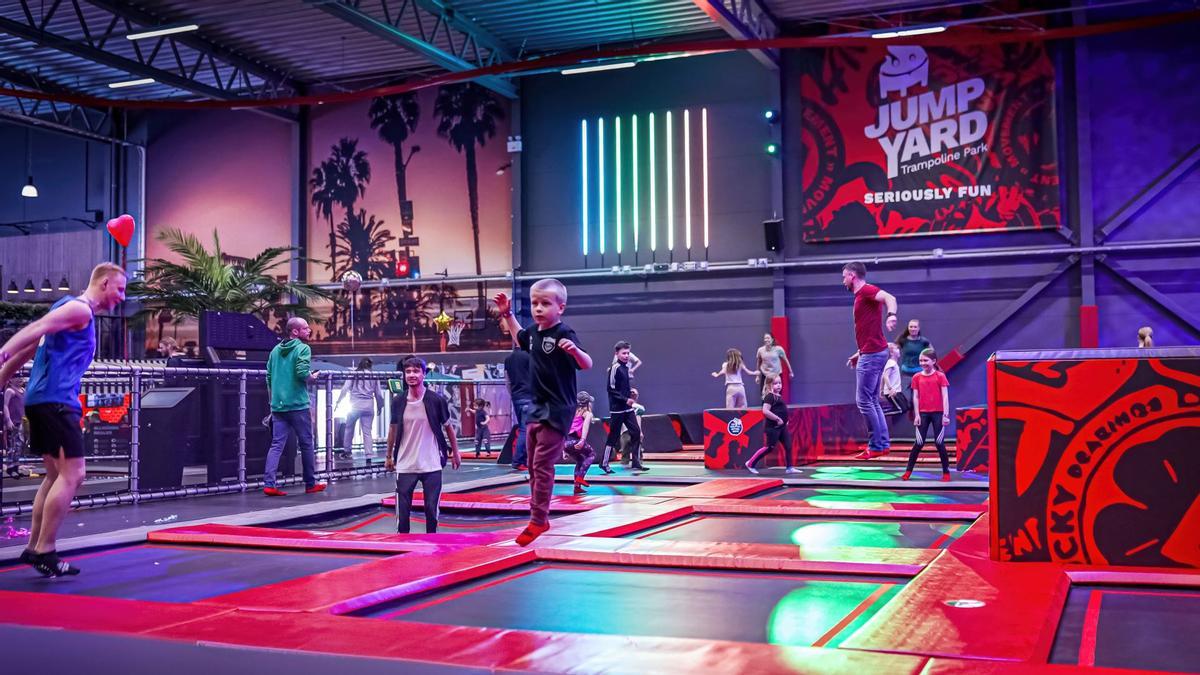 El centro cuenta con una zona de escalada y de niños.