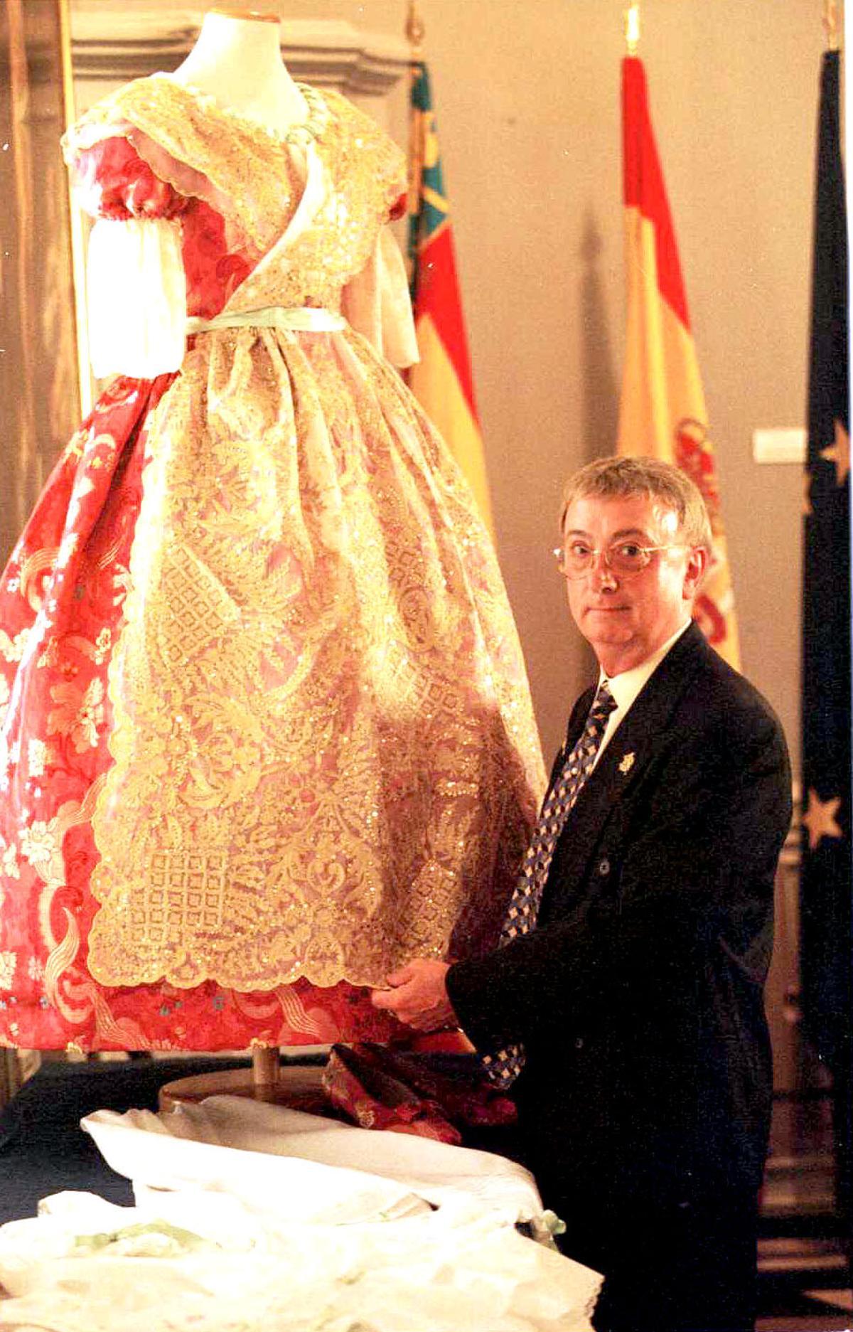 Con el vestido confeccionado a la reina Sofía