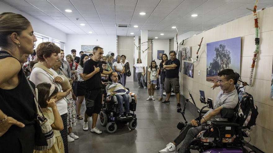 Inauguración de la exposición,
ayer, en el espacio de arte de
Apamp en Navia.   | // JAVIER TENIENTE