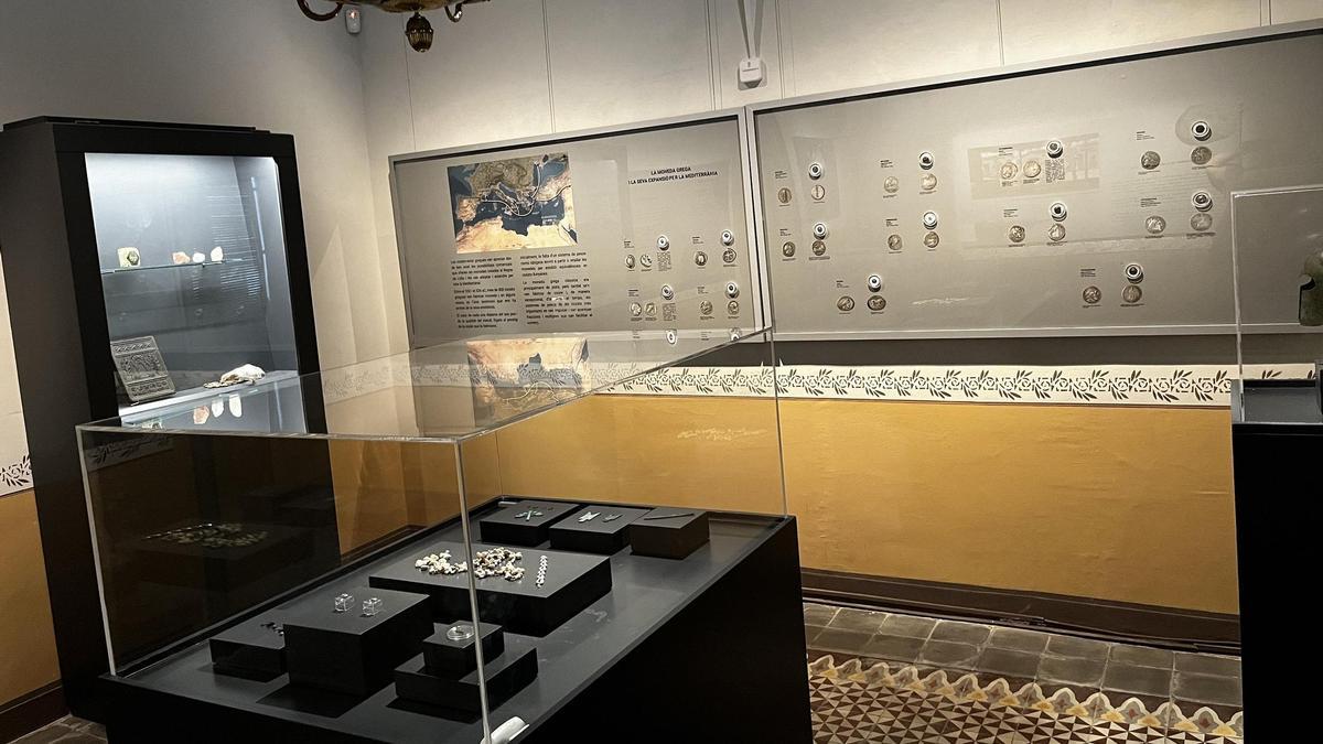 Una de les sales de l'exposició "Del pegàs al croat" a la Fundació Mascort, a Torroella de Montgrí.