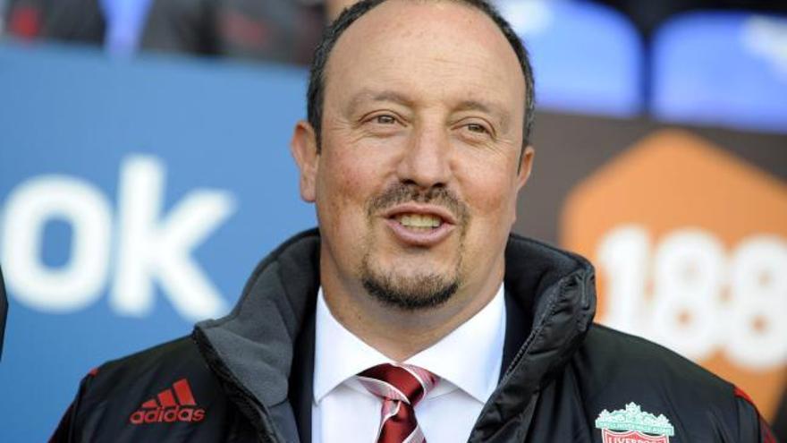 El manager general del Liverpool, Rafa Benitez, sonríe tras la victoria este fin de semana contra el Bolton.