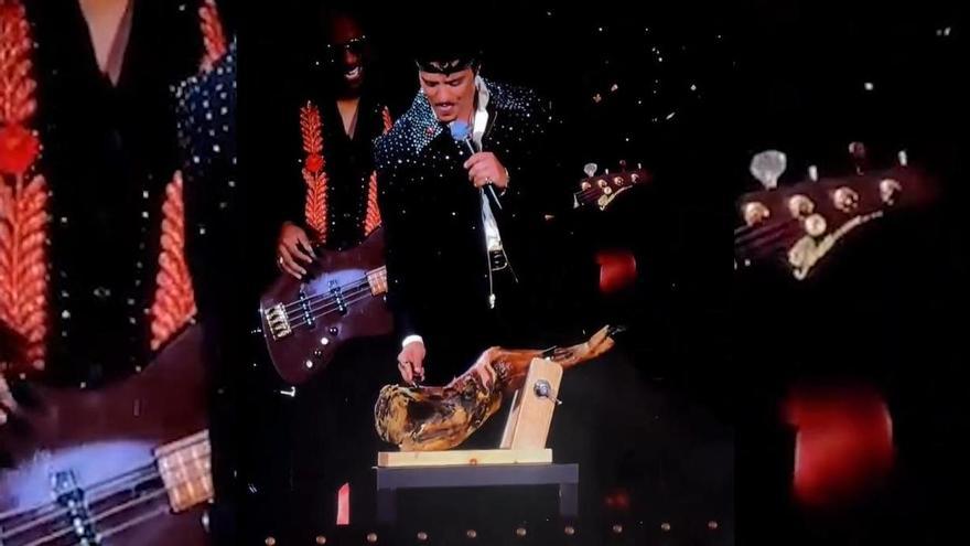 Un jamón ibérico de bellota de Alburquerque se sube al escenario con Bruno Mars.
