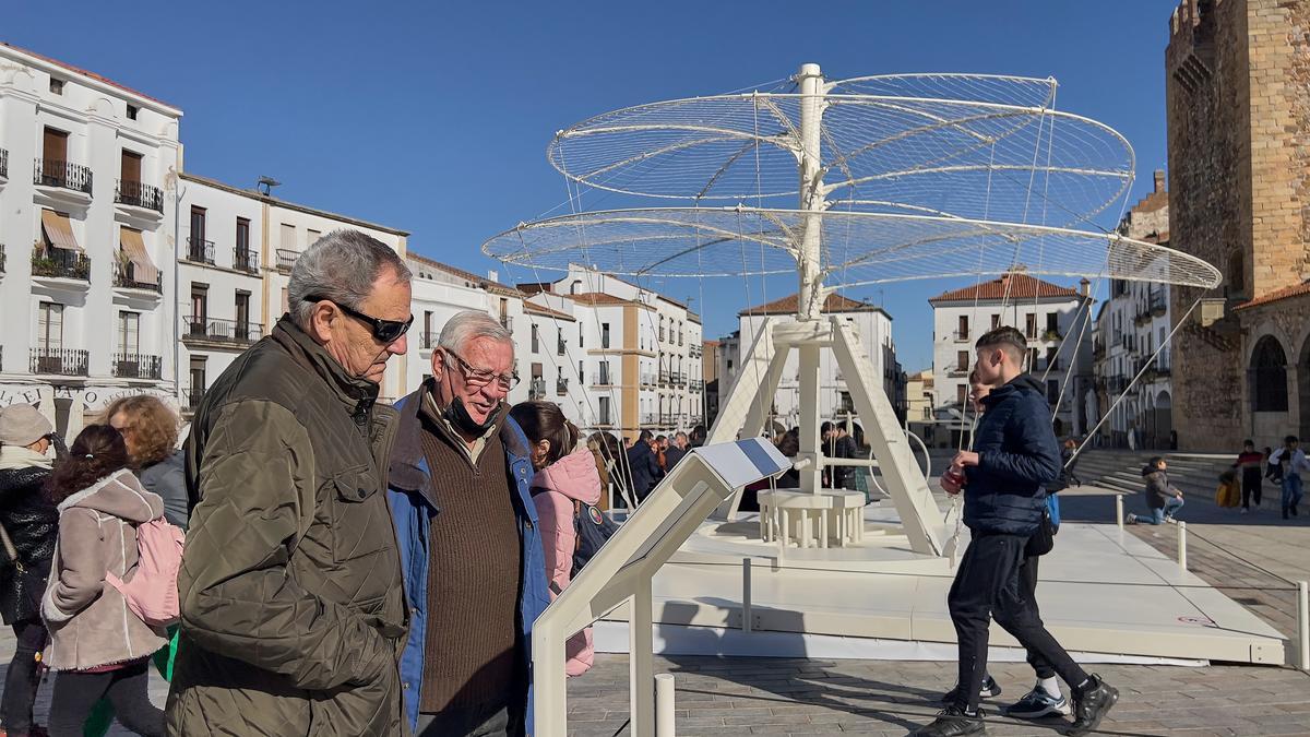 Tornillo aéreo de Da Vinci a escala expuesto en la plaza Mayor.