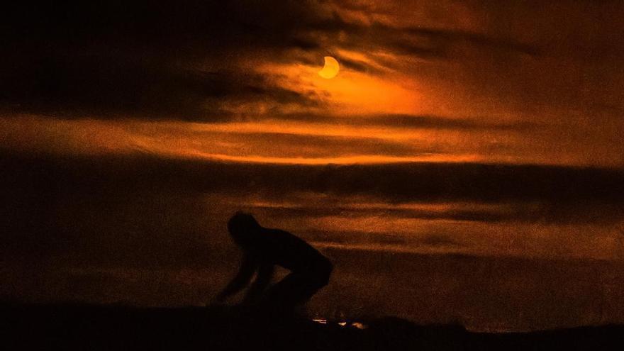 Filtros artesanales, meses de preparación y un surfista en pleno eclipse: la foto “que nunca antes se había hecho” lograda por un asturiano