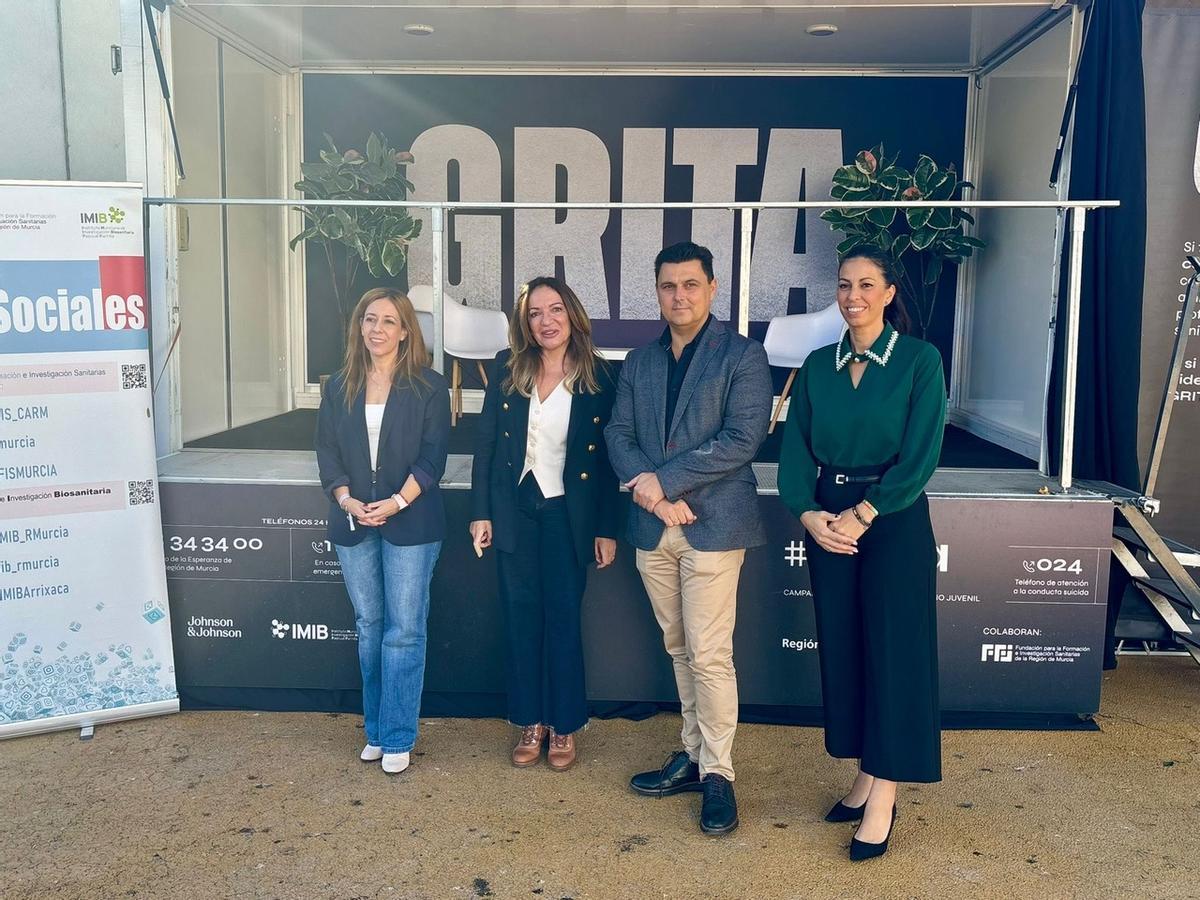La iniciativa pasó por San Javier. En la foto, el alcalde José Miguel Luengo y la directora de la FFIS/IMIB.