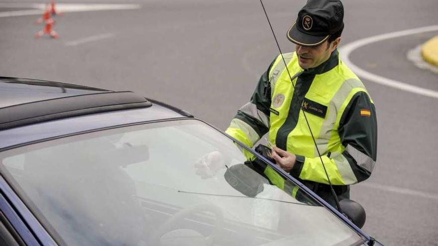 Un agente durante un control de alcohol y drogas en Galicia.