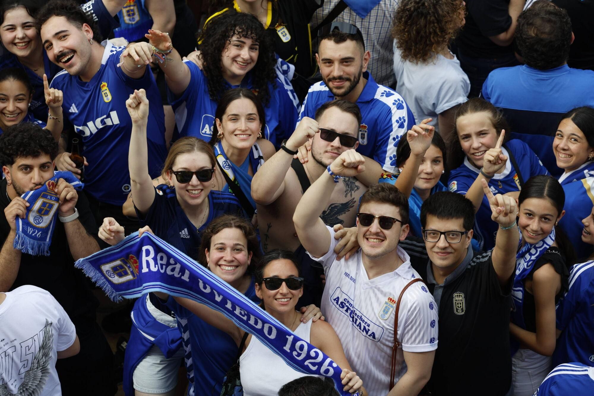 Locura azul en las calles de Oviedo para celebrar el ascenso del equipo a Primera División