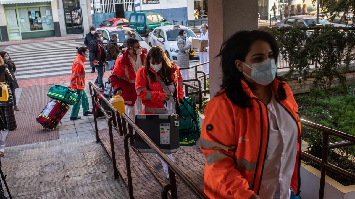 Los equipos de vacunación, durante su llegada a la primera residencia