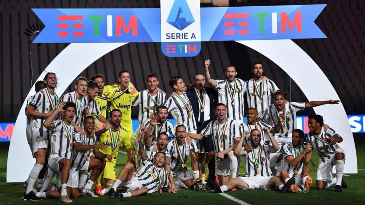 La Juventus levantando la Serie A de la pasada temporada.