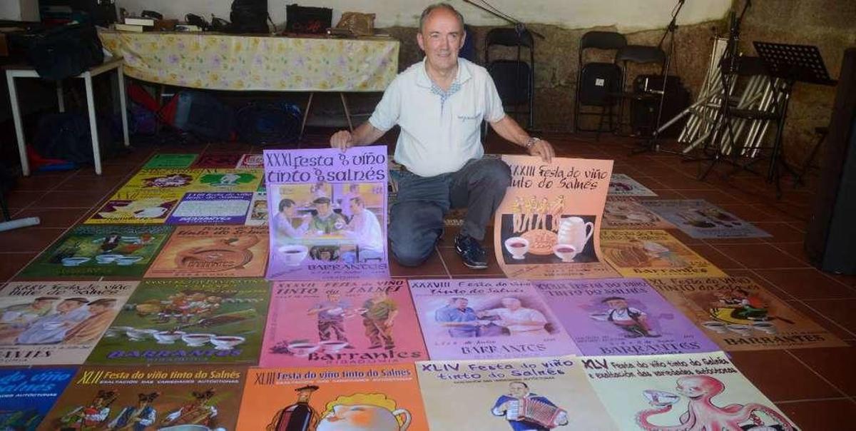 José Ramón Martínez Castro, "Noya", ayer en su casa, con gran parte de los carteles que pintó para la Festa do Tinto do Salnés. // Rafa Vázquez
