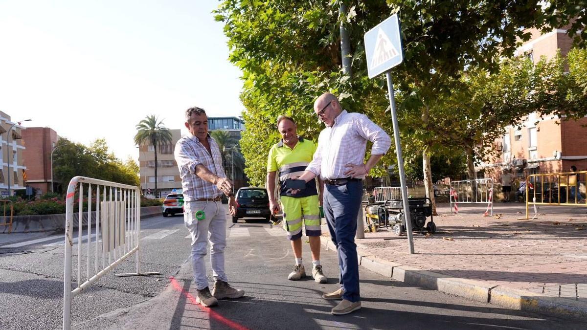 El teniente de alcalde y delegado de Inclusión y Accesibilidad en el Ayuntamiento de Córdoba, Bernardo Jordano, junto a técnicos, en uno de los puntos donde se va a intervenir.