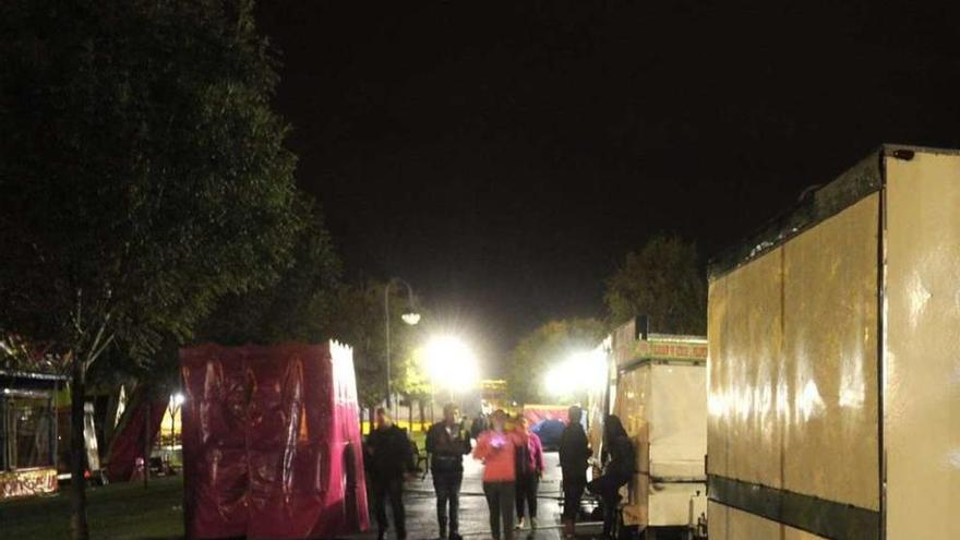 Las casetas de los feriantes de los festejos de Os Castros, cerradas en la noche de ayer.