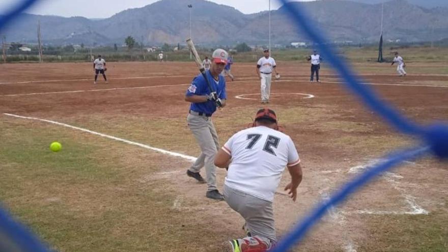 La directiva y los miembros de la plantilla de los Cachorros de Castellón han adecuado el Blue Park de Sequiol a las exigencias de la FBSCV.