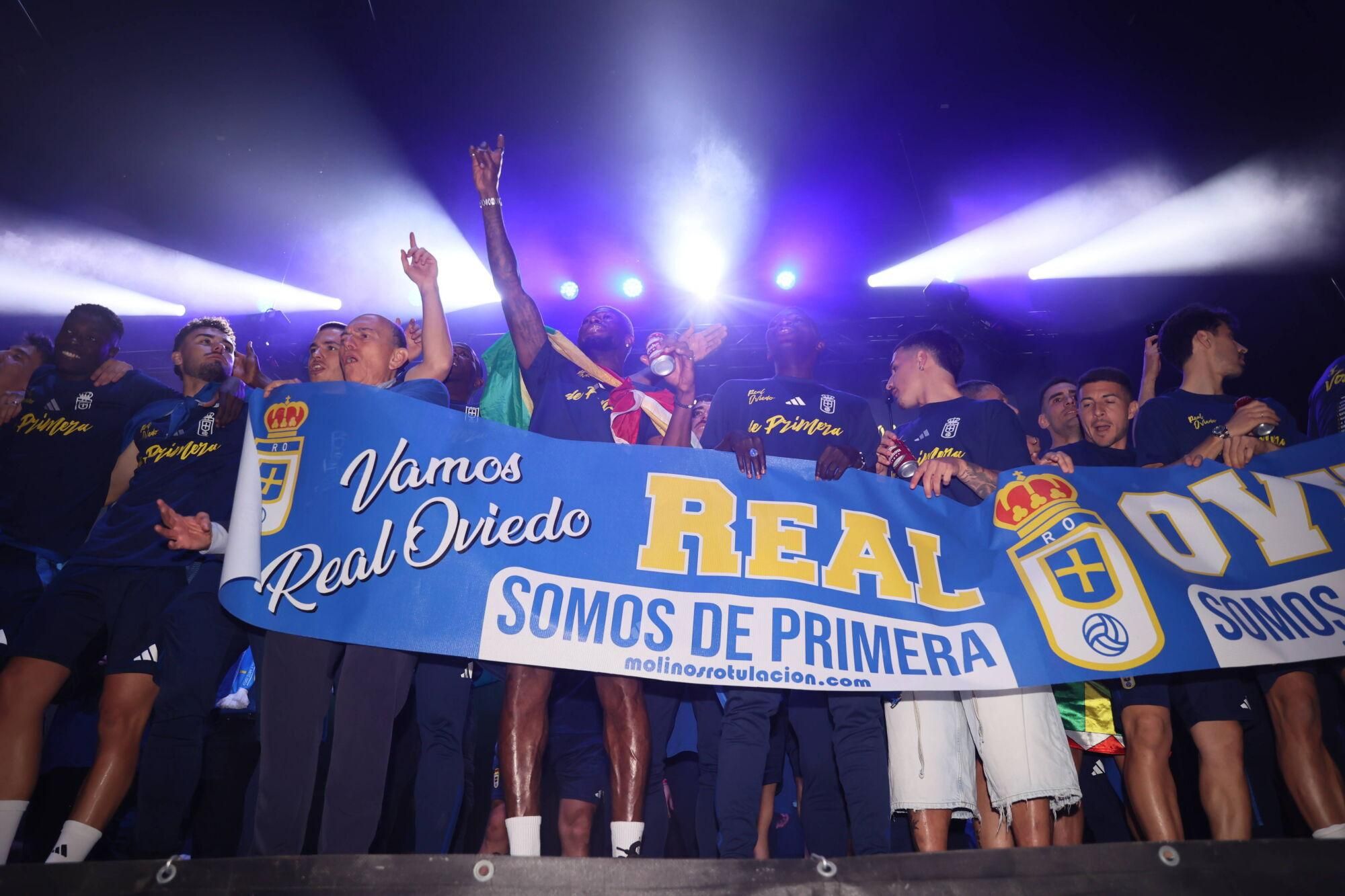 Así se celebró el ascenso del Oviedo a Primera: la afición estalla en una noche histórica