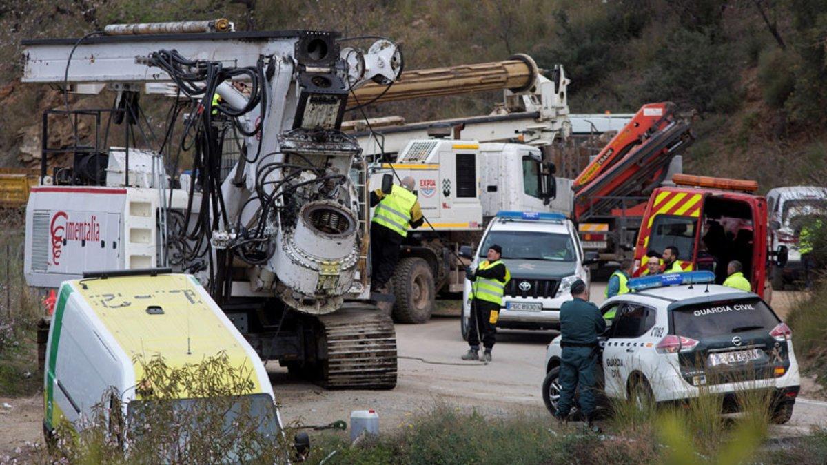 Llegada de maquinaria pesada a Totalán (Málaga) para el rescate del niño Julen