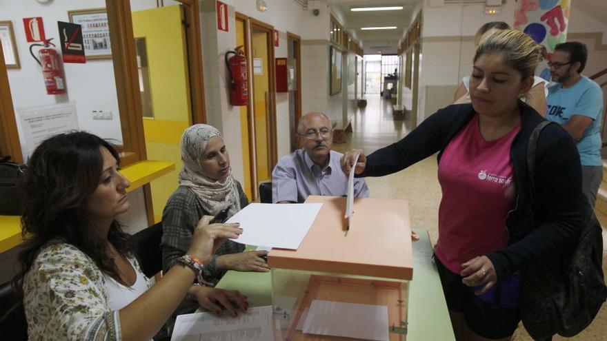 Votación en el CEIP Sanchis Guarner de Valencia.