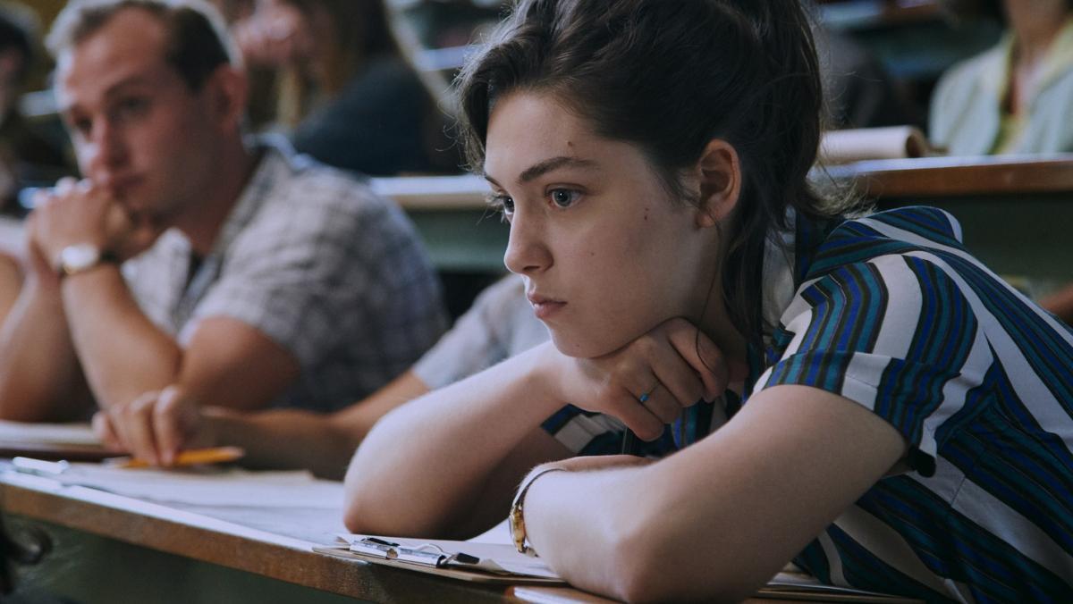 Anne es una joven de clase trabajadora y una aplicada estudiante de Literatura.