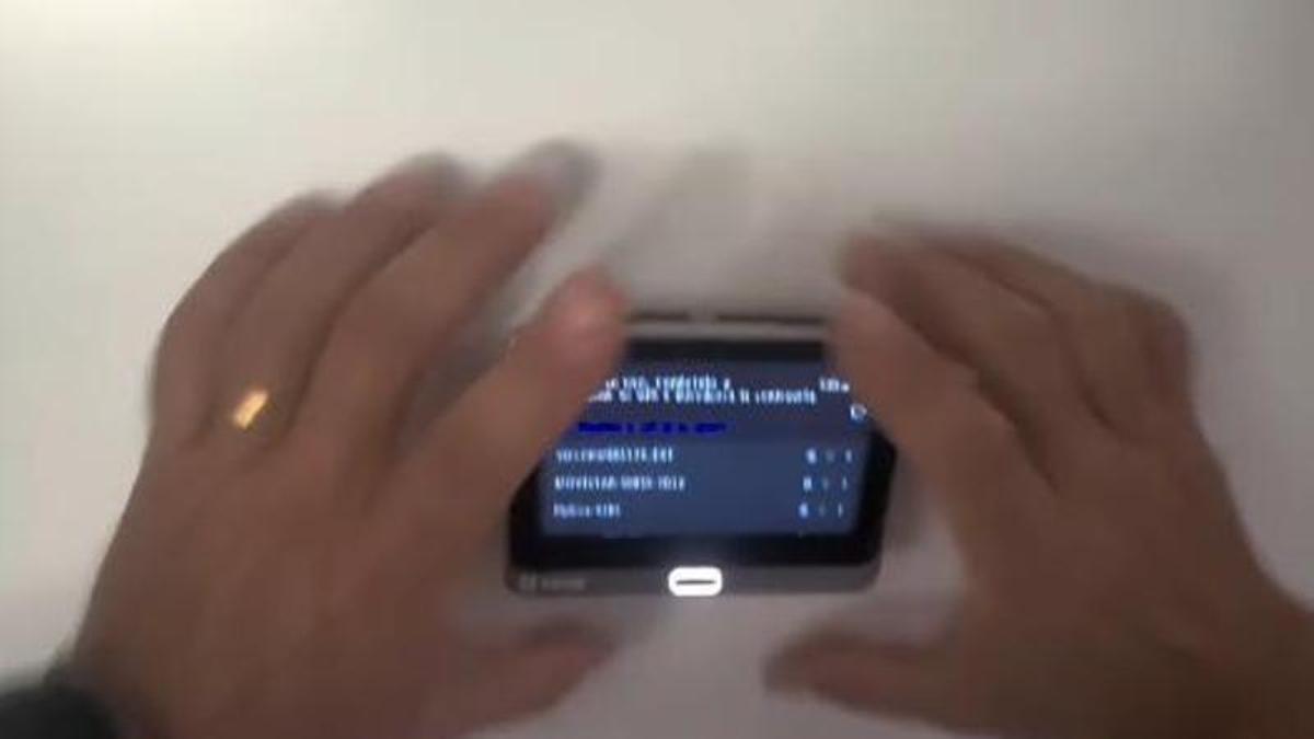 El cerrajero instalando la mirilla digital en un piso de Ibiza.