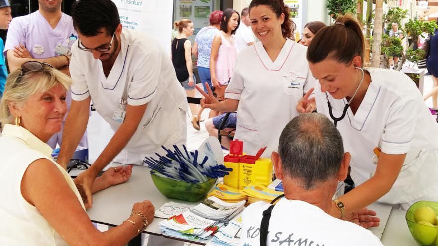 Enfermeros atienden a visitantes del centro comercial Zenia Boulevard