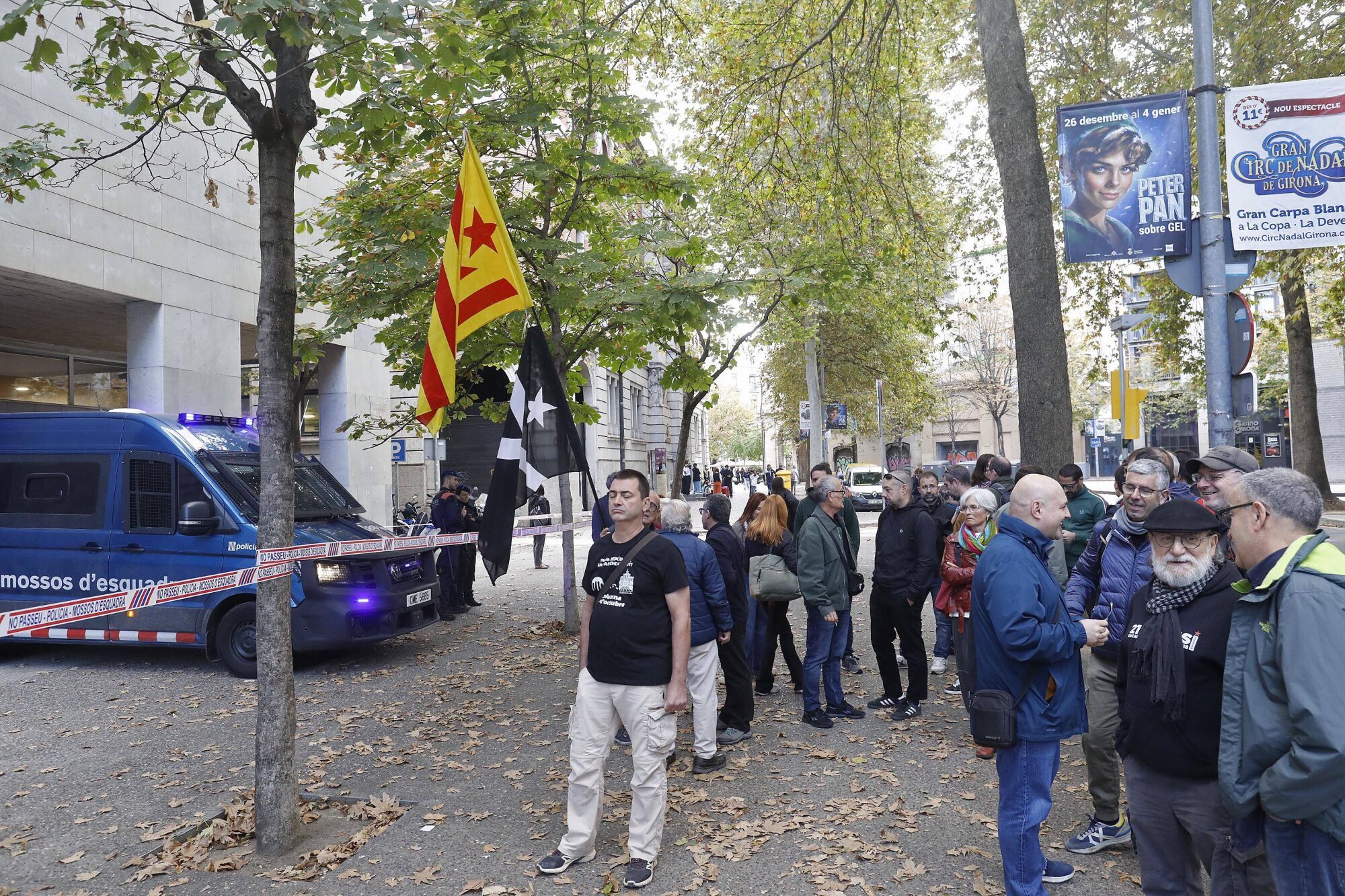 Girona. Jutjats. Concentracio de suport pel judici a dos investigats per cremar una bandera espanyola durant un concert d'Inadaptats de Fires de 2024.