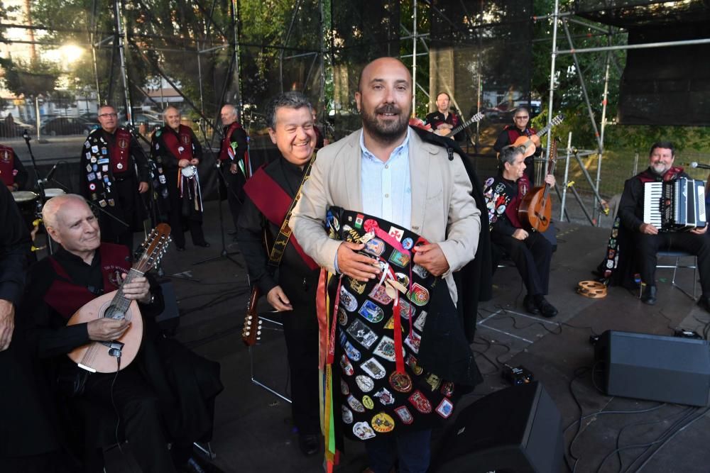 El portavoz municipal, José Manuel Lage Tuñas, fue el encargado de dar el pregón en una jornada con la música de La Tuna de Veteranos.