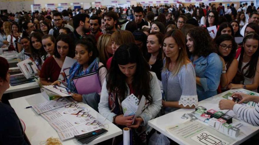 El pabellón del Campus acogió ayer una Feria de Bienvenida de la USAL a la que asistieron cientos de estudiantes.