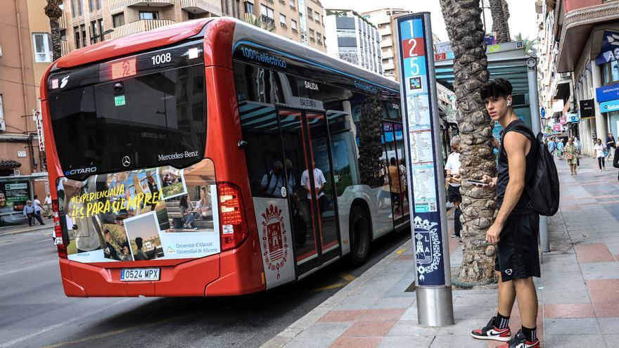 Indignación y sorpresa en el primer día sin bus gratuito para jóvenes en Alicante