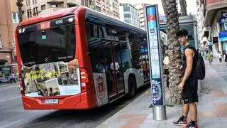 Indignación y sorpresa en el primer día sin bus gratuito para jóvenes en Alicante