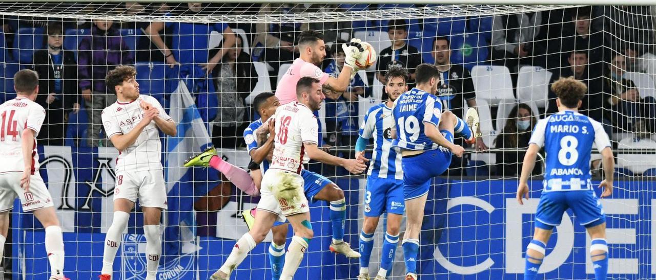 El portero coruñés Ian Mackay ataja el balón durante el Deportivo-Cultural disputado en Riazor. |  // ARCAY / ROLLER AGENCIA