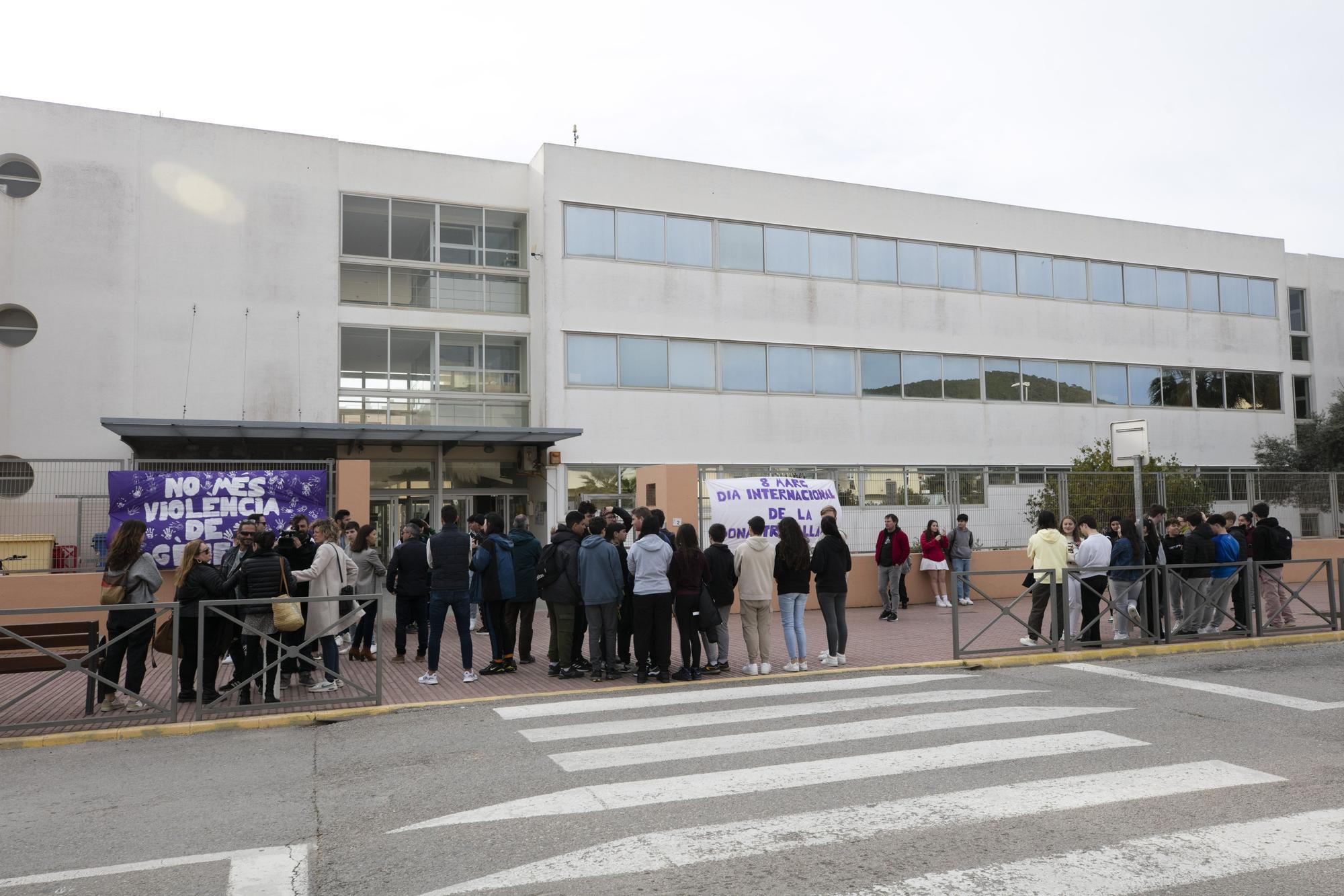 Alumnos y familias del instituto Xarc de Ibiza claman contra Educación por el mal estado del centro