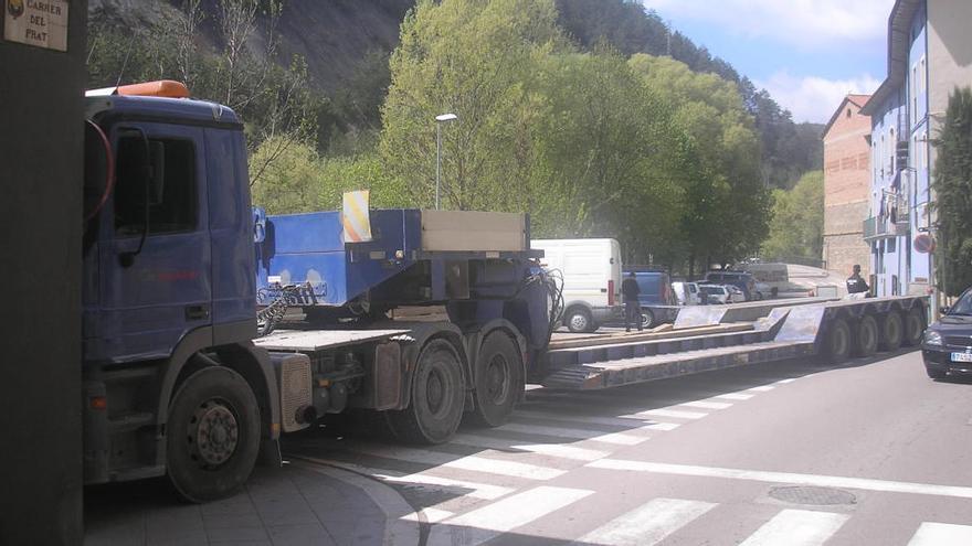 El camió, articulat i sense càrrega, a la intersecció entre la carretera de Ribes i el carrer del Prat