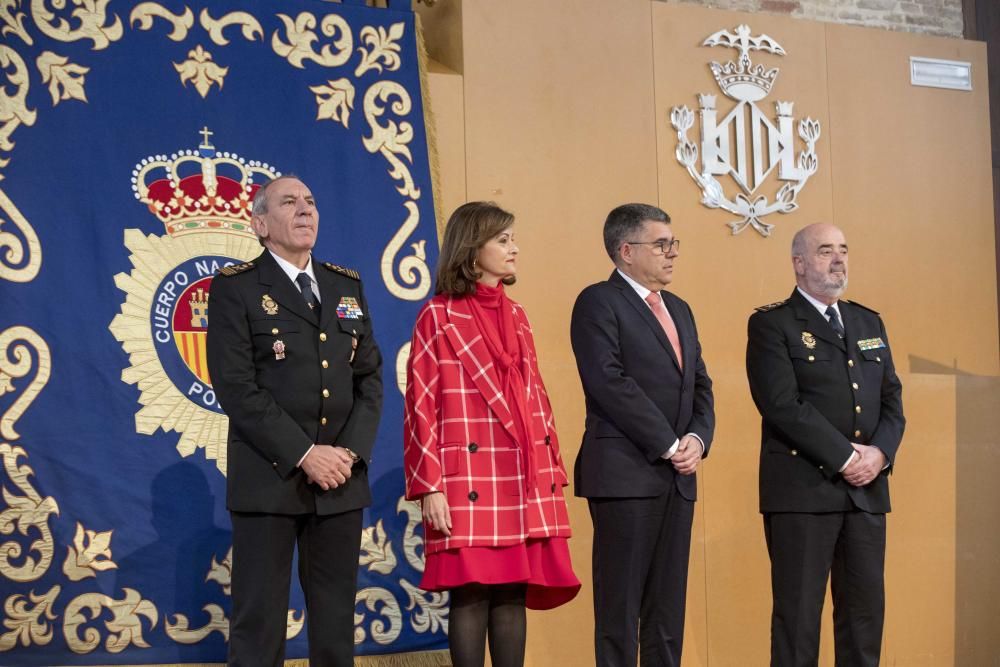 Las falleras mayores visitan los talleres de Ciudad Fallera