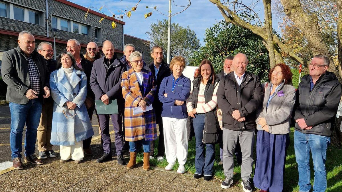 La Consejera de Salud, Concepción Saavedra, durante su última visita a Jarrio con alcaldes, concejales y otros asistentes al encuentro.