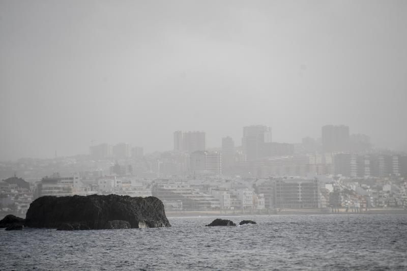 05-02-19 LAS PALMAS DE GRAN CANARIA. CIUDAD. LAS PALMAS DE GRAN CANARIA. METEOROLOGIA. Calima.    Fotos: Juan Castro.  | 06/02/2020 | Fotógrafo: Juan Carlos Castro