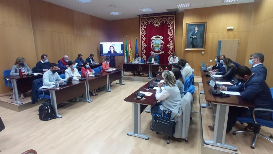 El Pleno de Puente Genil concede la Medalla de Oro de la Villa a Juan Ortega, Rafael Sánchez y Cruz Roja