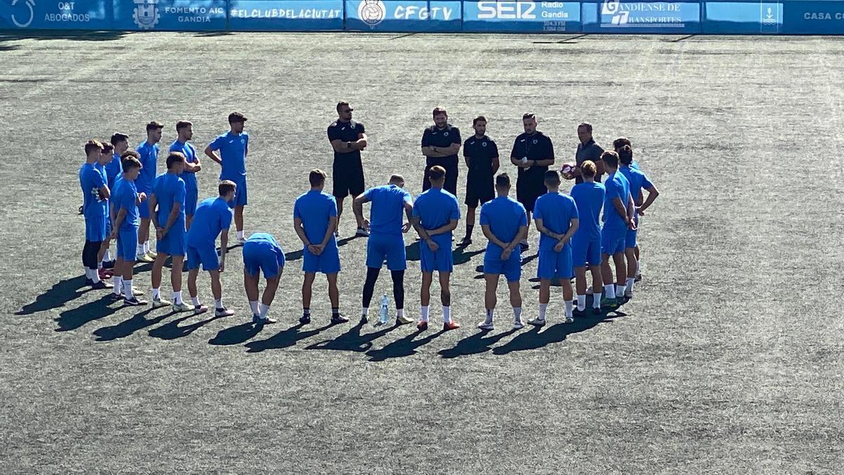 El presidente, los técnicos y la plantilla antes del inicio del primer entrenamiento de este miércoles