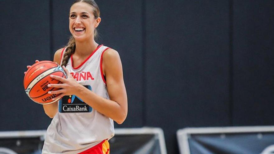 Tamara Abalde, durante un entrenamiento con la selección española. // FdV