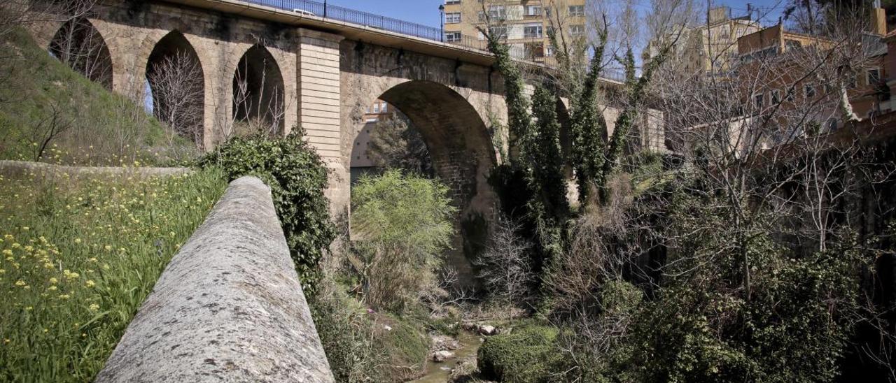 La pasarela peatonal tendría que discurrir por debajo del puente de Cervantes.